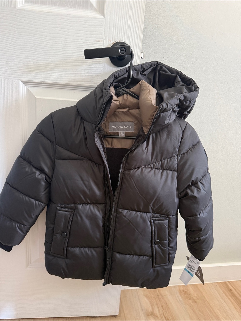 Michael Kors Kids Hooded Puffer Jacket in Black with Tan Lining. Size 5/6
